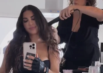 VIDEO: Yolanthe Cabau doet fotoshoot in badpak en deelt de behind the scenes-beelden