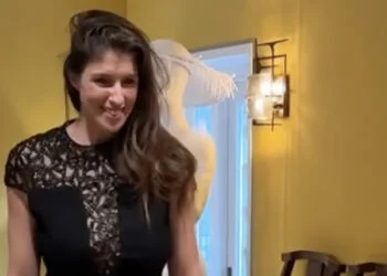 VIDEO: Marieke Elsinga zorgt voor opschudding met plakbeha tijdens live-uitzending