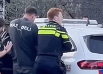 VIDEO: Spierbundel is optreden politie zat en grijpt zelf wel even in