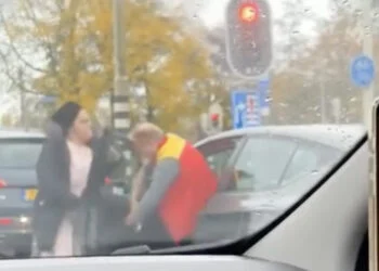 VIDEO: Dame met bontkraag beukt DHL-bezorger met hoofd tussen de deur in verkeersruzie