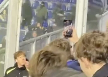 VIDEO: ADO-supporter springt uitvak uit: wordt keihard gestopt door stalen rand