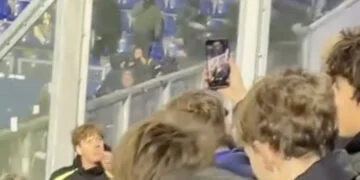 VIDEO: ADO-supporter springt uitvak uit: wordt keihard gestopt door stalen rand