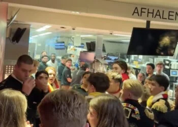 VIDEO: Jonge gastjes slaan bril van hoofd van bewaker van McDonalds in Oeteldonk