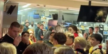 VIDEO: Jonge gastjes slaan bril van hoofd van bewaker van McDonalds in Oeteldonk