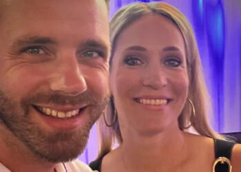 OEPS: Fan deelt selfie met Helene Hendriks waarop ze net wat té veel laat zien