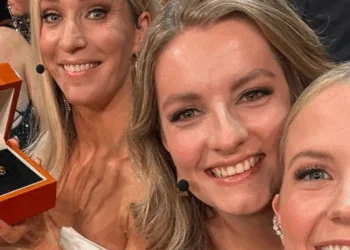 FOTO’S: Fan deelt foto van Helene Hendriks in openstaande jurk