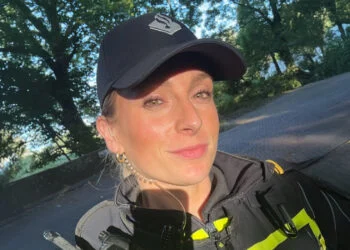 Iedereen praat hierover: Politieagente zet internet op zijn kop met één kantoorfoto