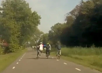 VIDEO: Boze wielrenner schopt scholier van zijn fiets midden op een autoweg