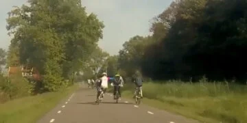 VIDEO: Boze wielrenner schopt scholier van zijn fiets midden op een autoweg