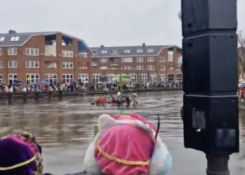 VIDEO: Sinterklaas belandt in het water na zinkende boot in Gouda