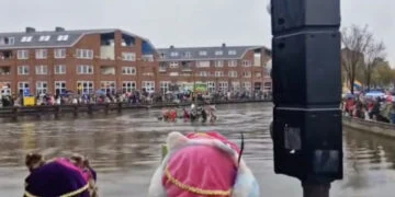 VIDEO: Sinterklaas belandt in het water na zinkende boot in Gouda