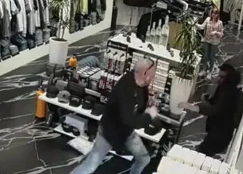 VIDEO: Nederlandse winkelier gaat als Rico Verhoeven los op jongeman die bij hem in de winkel steelt