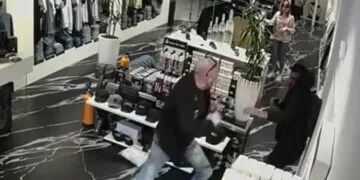 VIDEO: Nederlandse winkelier gaat als Rico Verhoeven los op jongeman die bij hem in de winkel steelt