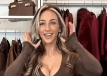 VIDEO: Deze knappe verkoopster maakt tongen los met een iets te strak shirtje