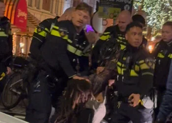 VIDEO: Commotie na harde politie-ingreep tegen dronken man die agenten beledigt