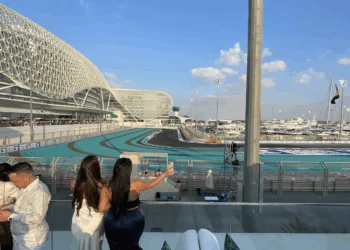 BIZAR: Dit betaal je voor een flesje Heineken op het circuit in Abu Dhabi