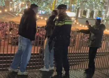 VIDEO: Jongeren dagen één agent uit in Den Haag, maar krijgen direct spijt