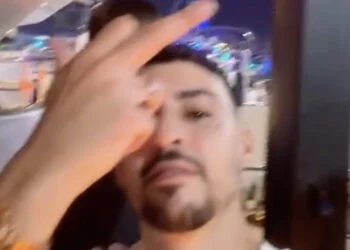 VIDEO: Boef en Ali B staan te feesten bij de Grand Prix in Abu Dhabi en steken middelvingers op