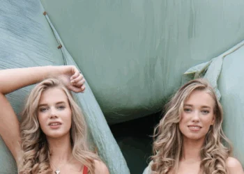 Rode lingerie en strobalen: Enschedese zussen stelen de show in Boerinnenkalender 2026