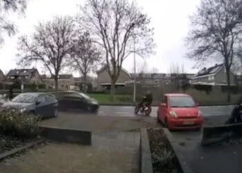 Ring-deurbel legt heftig ongeval vast: fatbike-jongere wordt vol geraakt door auto