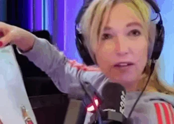 FOTO: Florentien van der Meulen (Radio 538) trekt een pikant kerstpakje aan