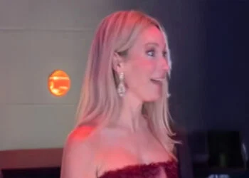 FOTO: Internet valt over foto van Helene Hendriks op rode loper: ‘Dat topje is te kort’