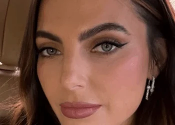 FOTO: Kelly Piquet breekt het internet met tijgerprint bikini