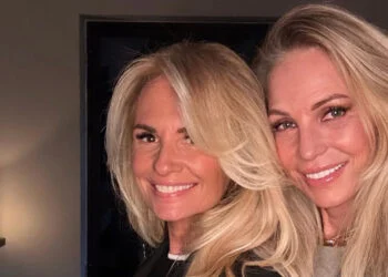 OEF: Leontine Borsato schittert in pittig kerstjurkje en drinkt een glas champagne