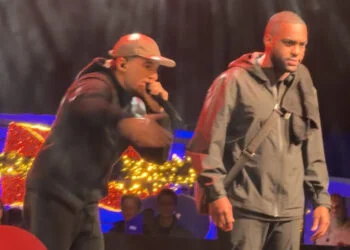 VIDEO: Flinke vechtpartij in het publiek bij Lil Kleine: zo lost ie het op!