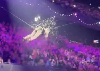 VIDEO: Optreden Mart Hoogkamer eindigt in bierregen tijdens Muziekfeest van het Jaar