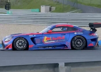 VIDEO: Max Verstappen verklapt startnummer volgend f1-seizoen in AMG GT3