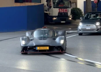 VIDEO: Max Verstappen zijn Aston Martin Valkyrie gespot in het wild