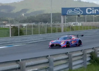 VIDEO: Max Verstappen duikt tijdens ‘vakantie’ in Portugal op in Mercedes-AMG GT3