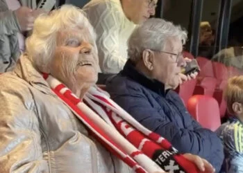 AUW: Jongeman neemt 90-jarige oma mee naar Ajax: wedstrijd gaat niet door