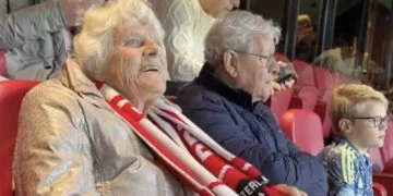AUW: Jongeman neemt 90-jarige oma mee naar Ajax: wedstrijd gaat niet door