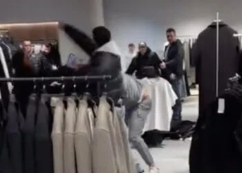 VIDEO: Discussie in de Zara loopt volledig uit de hand en eindigt in massale matpartij