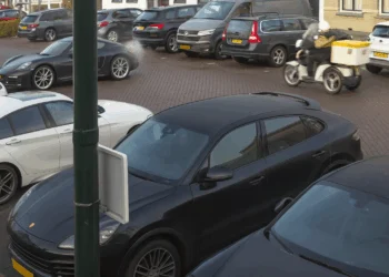 VIDEO: POSTNL-Bezorger vliegt over Porsche na bizarre botsing in Brabant