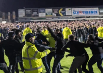 VIDEO: Supporters van Spakenburg en FC Twente op de vuist na bekerpot