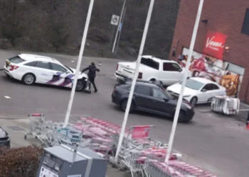 VIDEO: Politie laat verdachte te voet hun Audi A6 voelen: busted!