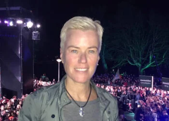 Ellie Lust maakt volgers wild met een bikinifoto