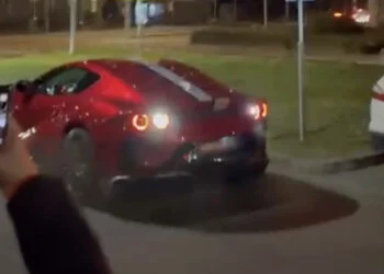 VIDEO: Ferrari 812 Competizione (€580.000) botst knetterhard op BMW die parkeervak verlaat