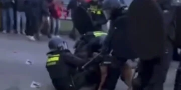 VIDEO: Politiehond grijpt agent tijdens rellen tussen Heracles en FC Twente-supporters