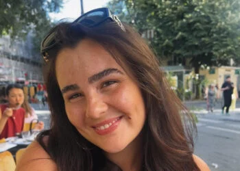 FOTO: Julia Heetman verrast met spiegelselfie in panterbikini