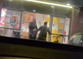 Beveiliger krijgt keiharde kaakslag bij Jumbo in Rotterdam: politie grijpt net op tijd in