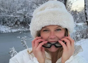 OEPS: Kelly Mexy trotseert de sneeuw in ondergoed en internet gaat compleet los