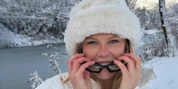 OEPS: Kelly Mexy trotseert de sneeuw in ondergoed en internet gaat compleet los