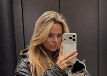 OEPS: Lies Zhara mist kledingstuk in spiegelfoto op vakantie