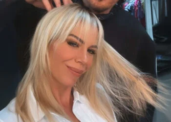 OEPS: Nicolette Kluijver deelt backstage foto en laat net iets te veel zien in wit overhemd