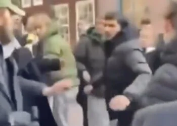 Vlogger Bender belaagd in Delft: Beelden vrijgegeven