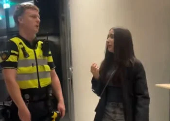 VIDEO: internet woest op politie na opvallende aanpak van jonge meiden